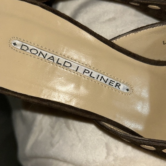 Donald J Pliner “ Latte” slip on heels. Absolutely stunning. Size 7 - Picture 3 of 9